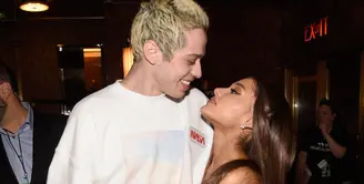 Ariana Grande dan Pete Davidson kini tengah disibukkan dengan persiapan pernikahan mereka. (Kevin Mazur - Cosmopolitan)