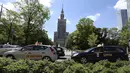 Sejumlah sopir taksi menggelar unjuk rasa di Warsawa, Polandia, Senin (5/6). Mereka memprotes meningkatnya jumlah sopir tanpa izin yang menawarkan layanan transportasi kepada warga. (AP Foto / Czarek Sokolowski)