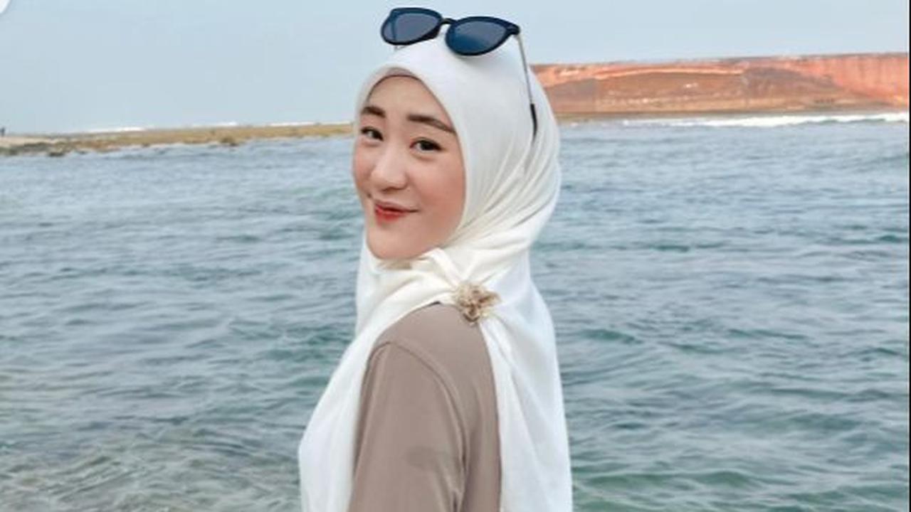 Senyum Manis Larissa Chou<br>