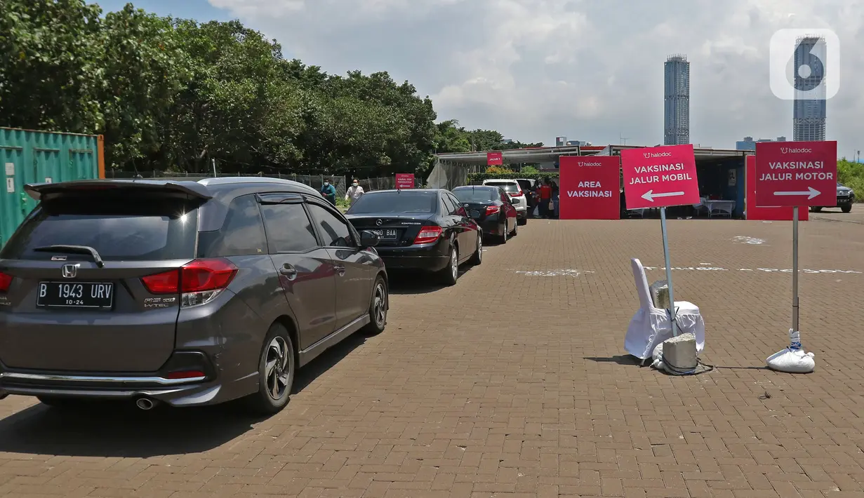 Antrean kendaraan untuk mengikuti vaksinasi Covid-19 secara drive-thru kepada warga lanjut usia di area parkir Hall C JIExpo Kemayoran, Jakarta, Rabu (3/3/2021). Kementerian Kesehatan berkolaborasi bersama sejumlah mitra dalam layanan vaksinasi drive thru tersebut. (Liputan6.com/Herman Zakharia)
