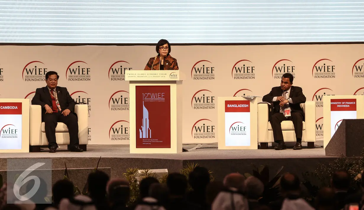 Menteri Keuangan Sri Mulyani memberikan paparan dalam Pembukaan World Islamic Economic Forum ke-12 di Jakarta, Selasa (2/8). World Islamic Economic Forum ke-12  ini akan dihadiri sekitar 2.500 peserta dari 60 negara. Liputan6.com/Faizal Fanani)
