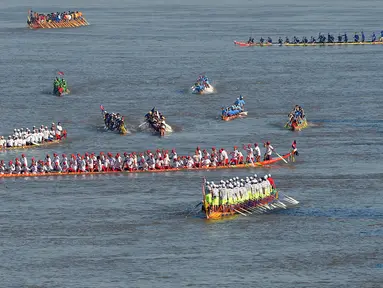 Para peserta mendayung perahu naga mereka selama latihan untuk Festival Air tahunan di sungai Tonle Sap di Phnom Penh (21/11). Festival Air adalah perayaan Tahun Baru yang terjadi di negara-negara Asia Tenggara. (AFP Photo/Tang Chhin Sothy)