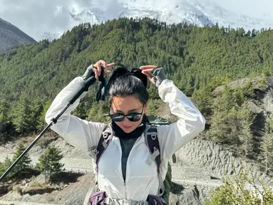 Dalam media sosial Instagramnya, Wendy Walters mengunggah potret hari pertama di Annapurna pada Senin (13/5/2024) kemarin. Dalam momen tersebut, terlihat wanita yang memiliki hobi ngedrift ini masih menyusuri trek jalan yang landai. Dirinya banyak abadikan momen keseruannya tersebut di media sosial Instagram. (Liputan6.com/IG/@wendywalters)