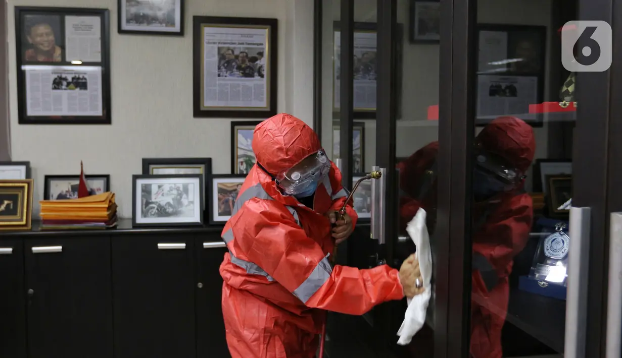 Petugas melakukan pembersihan ruangan di kantor Badan Pengawas Pemilihan Umum (Bawaslu), Jakarta,  Kamis (19/3/2020). Proses sterilisasi menggunakan cairan disinfektan tersebut sebagai salah satu langkah untuk mengantisipasi penyebaran virus Corona COVID-19. (Liputan6.com/Johan Tallo)