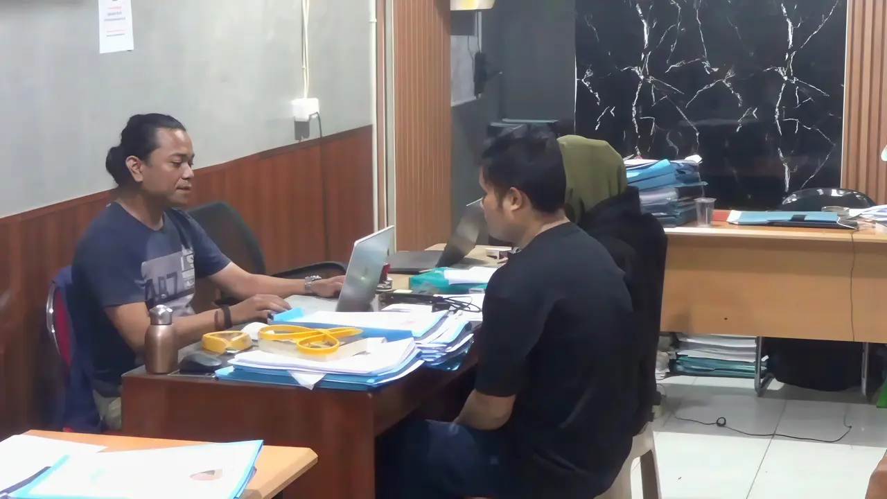 Polisi menangkap pasangan suami istri (pasutri) diduga menjual emas imitasi menggunakan nota pembelian palsu di Pasar Induk Minasa Maupa, Gowa, Sulawesi Selatan.
