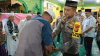 Kapolres Kampar AKBP Ronald Sumaja menyalami jemaah masjid usai laksanakan Salat Subuh berjamaah dan Jum'at Curhat. (Liputan6.com/ ist)