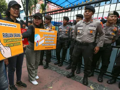 Masa aksi dari berbagai aliansi dan LBH menggelar aksi depan kantor Kominfo, Jumat (23/8/2019). Aksi terkait menolak pembatasan akses informasi dan internet di Papua dan Papua Barat yang dilakukan sepihak oleh Komenterian Komunikasi dan Informasi. (Liputan6.com/Fery Pradolo)
