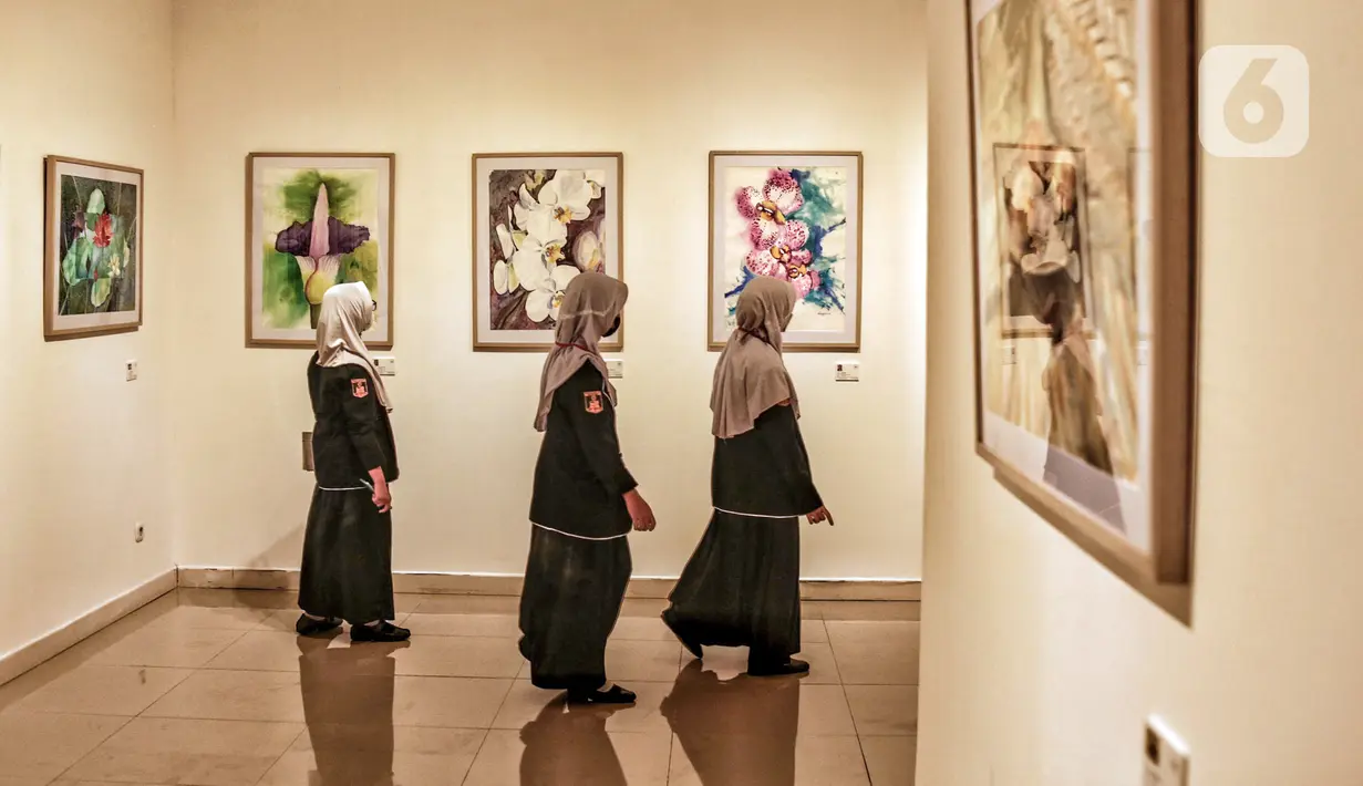 Para pengunjung mengamati karya yang ditampilkan dalam pameran International Watercolor 2022 "Wonderful Indonesia" di Gedung B Galeri Nasional Indonesia, Jakarta Pusat, Kamis (24/11/2022). Galeri Nasional Indonesia bersama International Watercolor Society (IWS) menyelenggarakan pameran seni lukis cat air antarbangsa sebanyak 176 karya dari 31 negara. (merdeka.com/Iqbal S. Nugroho)
