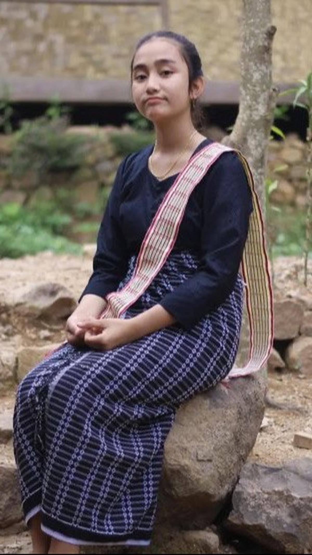 Suku Baduy Luar memang lebih terbuka dengan teknologi dibanding Suku Baduy Dalam. Oleh karena itu tak heran jika Rumsyah bisa memiliki smartphone dan bermain media sosial.