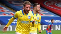 Alexis Mac Allister. Gelandang tengah berusia 22 tahun ini didatangkan Brighton and Hove Albion dari Argentinos Juniors pada tengah musim 2018/2019. Ia baru memperkuat Brighton sejak tengah musim 2019/2020 usai dipinjamkan ke Argentinos Juniors dan Boca Juniors. (AFP/Pool/Peter Cziborra)