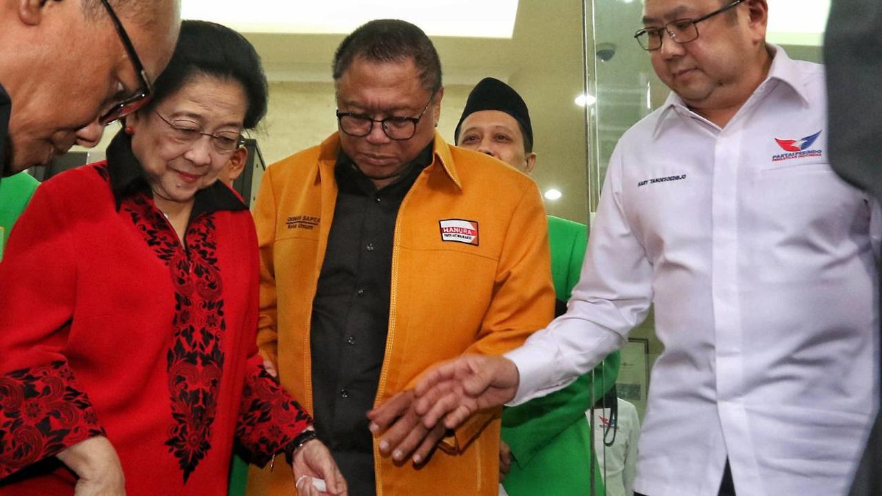 Ketua Umum PDIP Megawati Soekarnoputri bersama Plt Ketua Umum PPP Mardiono, Ketua Umum Perindo Hary Tanoesoedibjo dan Ketua Umum Hanura Oesman Sapta Odang usai menggelar pertemuan tertutup di kantor DPP PDIP, Jakarta, Senin (4/9/2023).