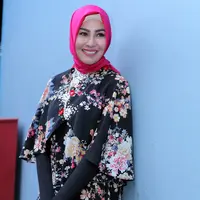 "Mereka takut aku ga bisa amanah, lalu kemudian buka tutup. Tapi aku mantap, sampai meninggal nanti insyaallah," tutur Kartika Putri yang kini mendapat dukungan dari keluarganya. (Deki Prayoga/Bintang.com)