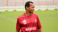 Pelatih kiper Madura United, Hendro Kartiko. (Bola.com/Aditya Wany)