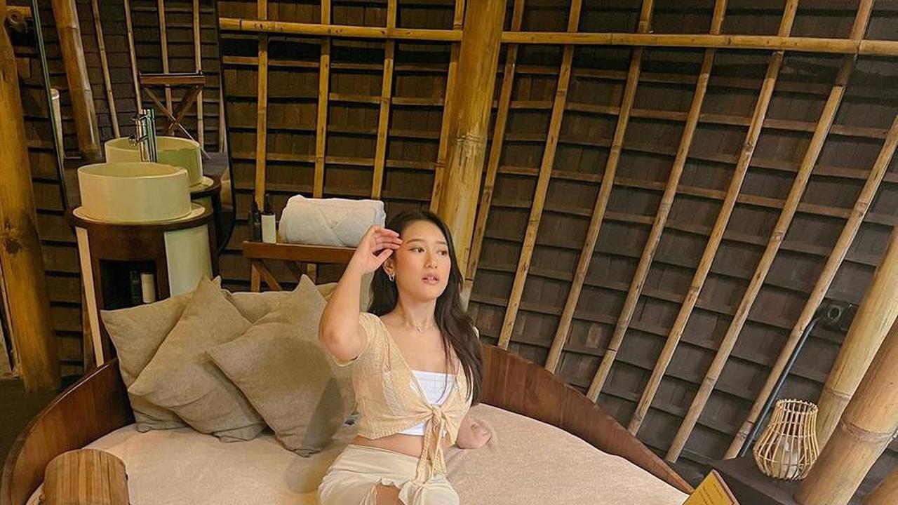 Potret Amanda Caesa Pamer Body Goals saat Liburan di Bali, Pose di Pinggir Jalan Curi Perhatian