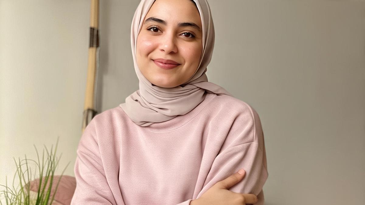 9 Ide Sweater Hijab Modis untuk OOTD Stylish di Musim Bediding