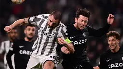 Pemain belakang Juventus, Leonardo Bonucci (Kiri) dan penyerang Freiburg, Michael Gregoritsch melakukan sundulan dalam laga leg pertama babak 16 besar Liga Europa 2022-2023 di Allianz Stadium, Jumat (10/3/2023) dini hari WIB. Beruntung Juve bisa mencuri satu gol lewat sundulan Angel Di Maria di babak kedua (53'). (Photo by Marco BERTORELLO / AFP)