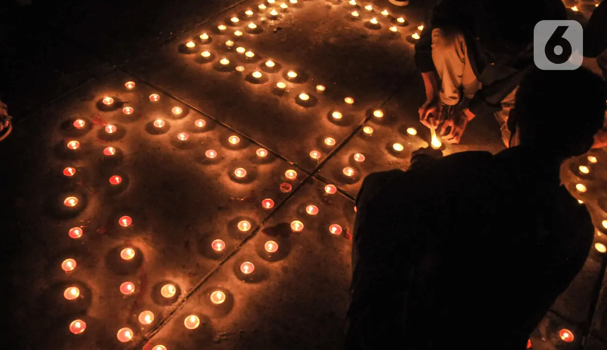 Para aktivis dari berbagai elemen masyarakat sipil menggelar aksi solidaritas menyalakan lilin untuk mengenang Brigadir Novriansyah Joshua Hutabarat alias Brigadir J di kawasan Taman Ismail Marzuki (TIM), Jakarta, Kamis (18/8/2022). Aksi solidaritas keadilan bertajuk 4.000 lilin digelar untuk memperingati 40 hari kematian Brigadir Nofriansyah Yosua Hutabarat alias Brigadir J. (merdeka.com/Iqbal S. Nugroho)