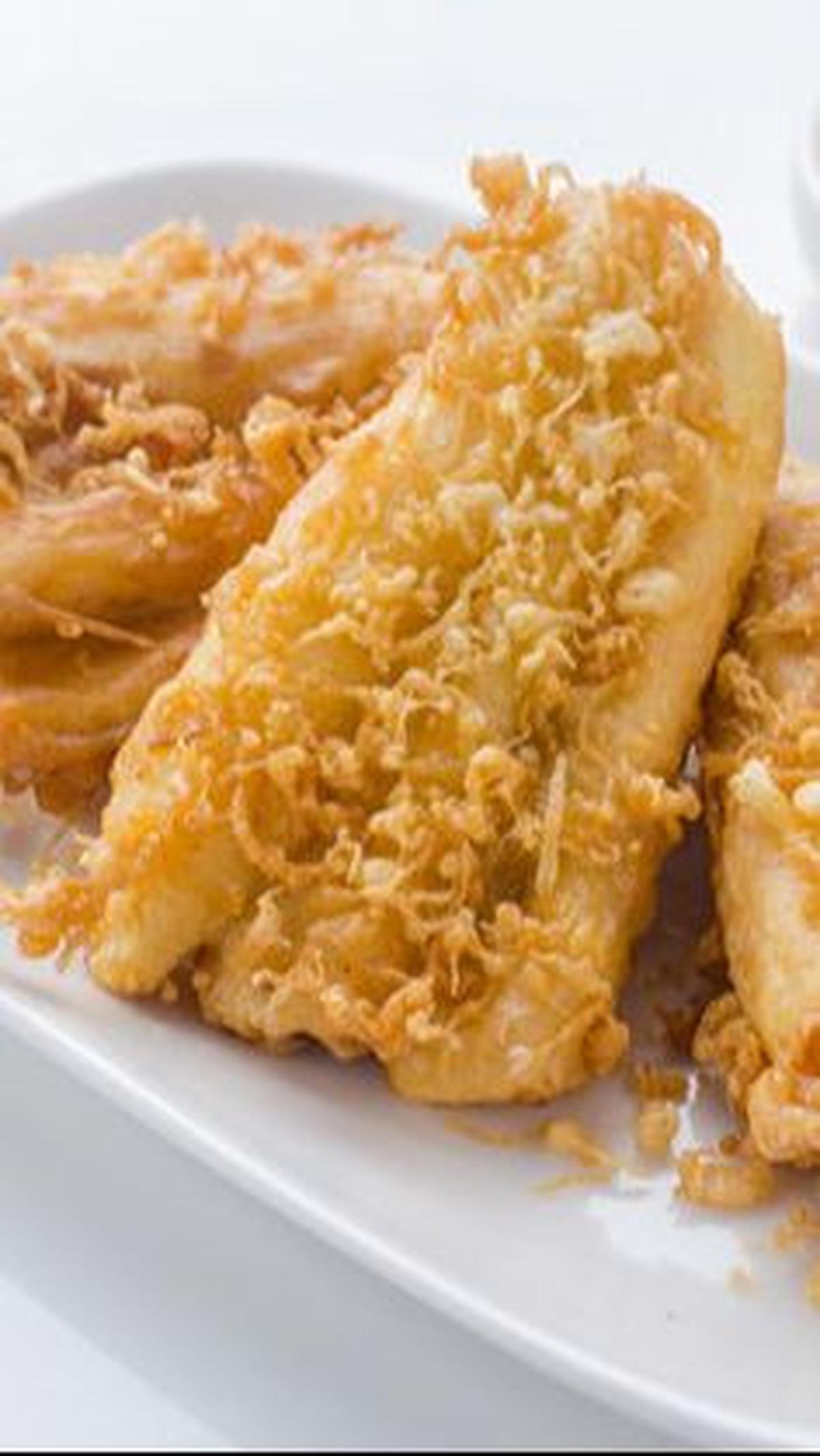 Pisang goreng juga bisa hadir dalam versi yang lebih menarik, yaitu pisang bakar. Cara membuatnya cukup sederhana, pisang dipipihkan dan dibakar di atas arang. Namun, ada juga inovasi terbaru dalam pisang bakar, seperti melumuri selai cokelat atau selai g