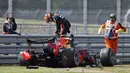 Pembalap Red Bull, Alex Albon, keluar dari mobil usai menabrak pembatas dalam sesi latihan kedua F1 Grand Prix Inggris di sirkuit Silverstone, Inggris, Sabtu (1/8/2020). Albon menempati urutan kedua dengan catatan waktu satu menit 27,364 detik. (AFP/Andrew Boyers/pool)