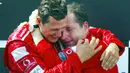 Pembalap Ferrari, Michael Schumacher (kiri) mendapatkan ucapan selamat dari Direktur Olahraga Prancis Jean Todt di podium setelah menjuarai Grand Formula 1 GP Prancis di Sirkuit Magny-Cours, 21 Juli 2002. (AFP/Patrick Hertzog)