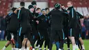 Para pemain Barcelona bercanda saat sesi latihan di Emirates Stadium, Inggris, (23/2). Barcelona akan bertanding melawan Arsenal di leg pertama 16 besar Liga Champions. (Reuters/Matius Childs)