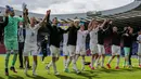 Para pemain Republik Ceko merayakan kemenangan atas Skotlandia usai pertandingan grup D Euro 2020 di stadion Hampden Park, Glasgow, Senin (14/6/2021). Dengan kemenangan ini, Ceko menggeser Inggris dari puncak klasemen sementara. (AP Photo/Petr David Josek, Pool)