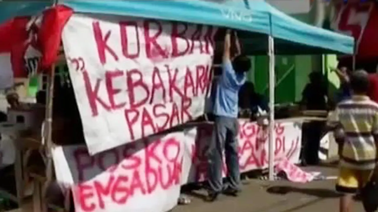 VIDEO: Protes Korban Kebakaran Pasar Limbangan