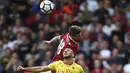 Duel pemain Watford, Nordin Amrabat (bawah) dan pemain Liverpool, Alberto Moreno, pada laga Premier League di Vicarage Road, Watford, (12/8/2017). Liverpool bermain imbang 3-3. (Daniel Hambury/PA via AP)