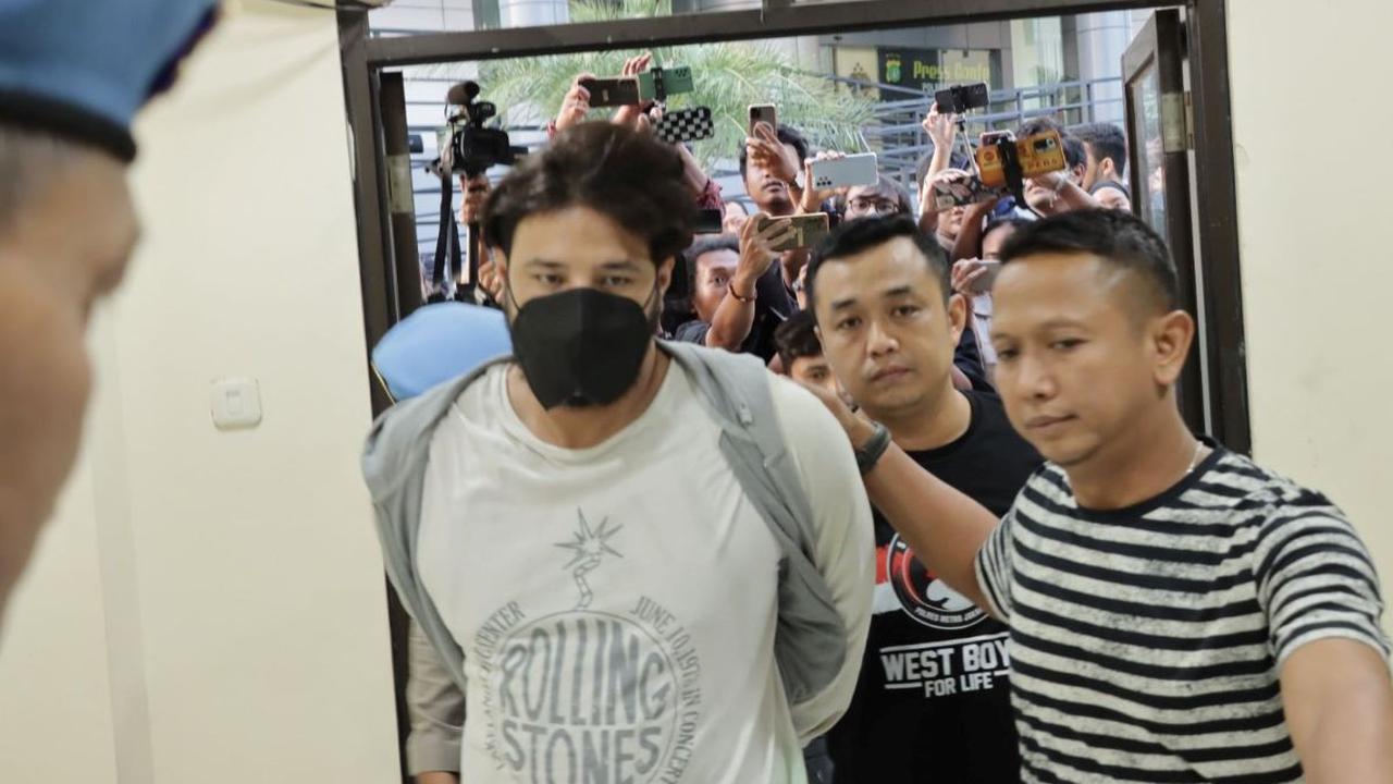 Ammar Zoni digiring ke ruang pemeriksaan kesehatan Sie Dokkes Polres Metro Jakarta Barat.<br>