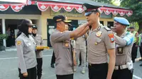 Polisi korban penyerangan di Polsek Wonokromo, Surabaya dapat kenaikan pangkat. (Foto: Liputan6.com/Dian Kurniawan)