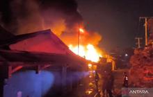 Kebakaran Gudang Limbah di Cikarang Barat Bekasi, Api Merembet ke Rumah Warga
