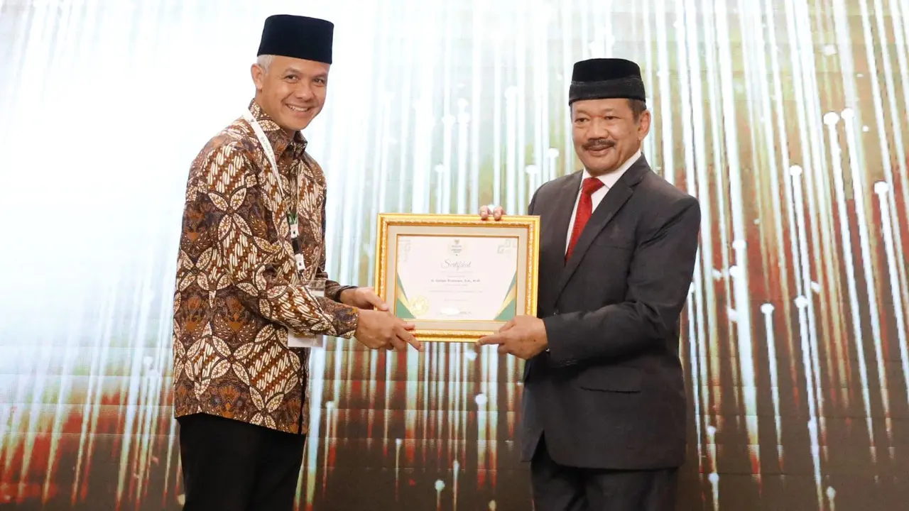 Gubernur Jawa Tengah (Jateng), Ganjar Pranowo meraih penghargaan sebagai Gubernur Pendukung Utama Pengelolaan Zakat di Indonesia dari Baznas Republik Indonesia.