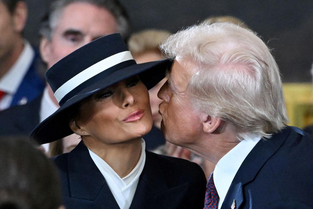 Momen Donald Trump Mau Cium Istri tapi Terhalang Topi