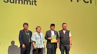 Founder FPCI Dino Patti Djalal saat menyerahkan rekomendasi tersebut kepada Ketua Dewan Pakar Tim Kampanye Nasional Prabowo-Gibran Burhanuddin Abdullah dalam acara INZS 2024 di Jakarta, Sabtu (24/8/2024). (Liputan6/Benedikta Miranti)