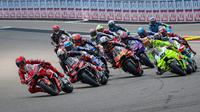 Pembalap MotoGP Spanyol dari Tim Ducati Lenovo, Marc Marquez (kiri), memimpin rombongan setelah start di Grand Prix sepeda motor MotoGP Jerman di sirkuit Sachsenring, Hohenstein-Ernstthal, dekat Chemnitz, Jerman timur, pada 13 Juli 2025. (Ronny Hartmann/AFP)