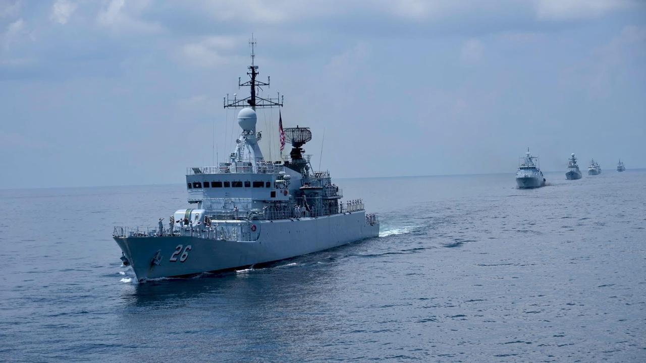 FOTO: Aksi KRI Bung Tomo dalam Latihan Laut AMNEX 2025