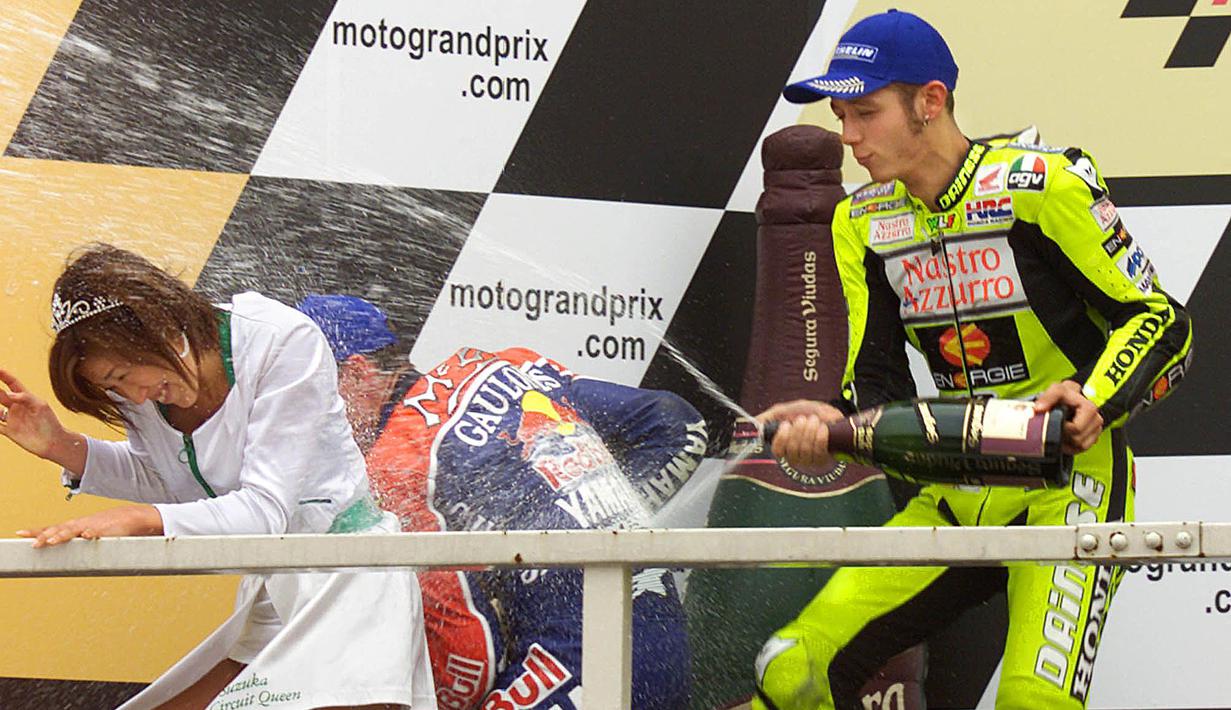 Tak henti sampai disitu, pada tahun 1999 Rossi kembali menunjukan kehebatannya dengan meraih juara dunia kelas 250cc dengan torehan 9 kemenangan dan 12 podium. (AFP/Tori Yamanaka)