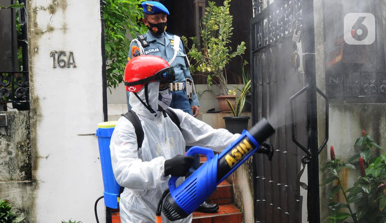 Petugas PMI melakukan penyemprotan disinfektan pada puskesmas di RW 09 Kompleks TNI AL Gandaria, Jakarta Selatan, Senin (14/2/2022). Penyemprotan yang difasilitas Satgas Covid 19 Lantamal III TNI AL tersebut dilakukan untuk mencegah penyebaran COVID-19 varian Omicron. (merdeka.com/Arie Basuki)