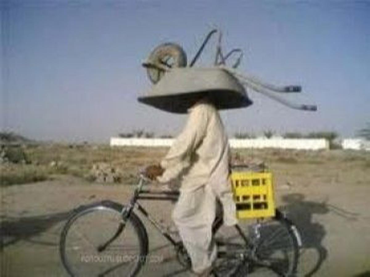 Tulisan ini akan membahas mengapa menggunakan helm sangat penting saat berkendara. Helm adalah perlengkapan yang wajib digunakan oleh pengendara sepeda motor untuk melindungi kepala dan mengurangi risiko cedera serius pada saat kecelakaan. Dalam hal ini, 