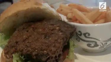 Di salah satu hotel di kota Makassar, burger yang merupakan makanan khas negeri paman sam, di modifikasi dengan memasukkan konro bakar makanan khas kota Makassar, sebagai isian burger tersebut.