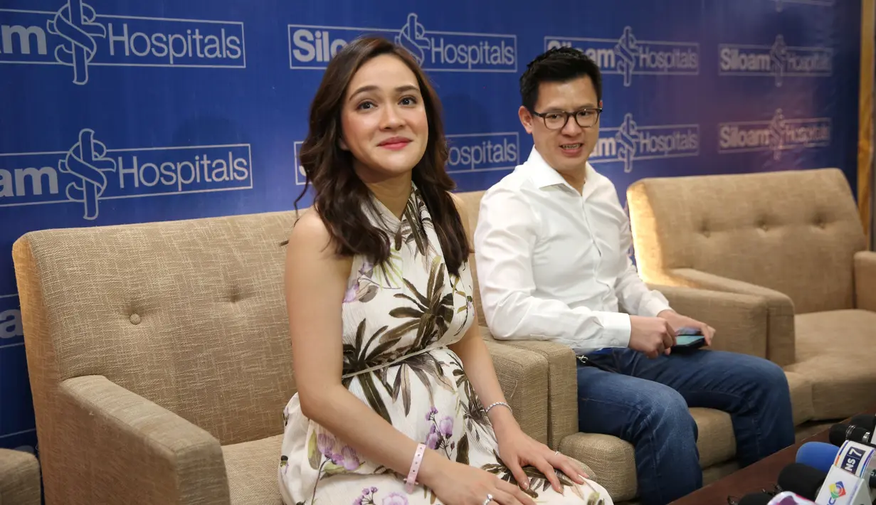 Shandy Aulia dan David Herbowo preskon kelahiran anak pertama, Jumat, (14/2/2020) di Rumah Sakit Siloam, Jakarta Selatan. (Adrian Putra/Fimela.com)