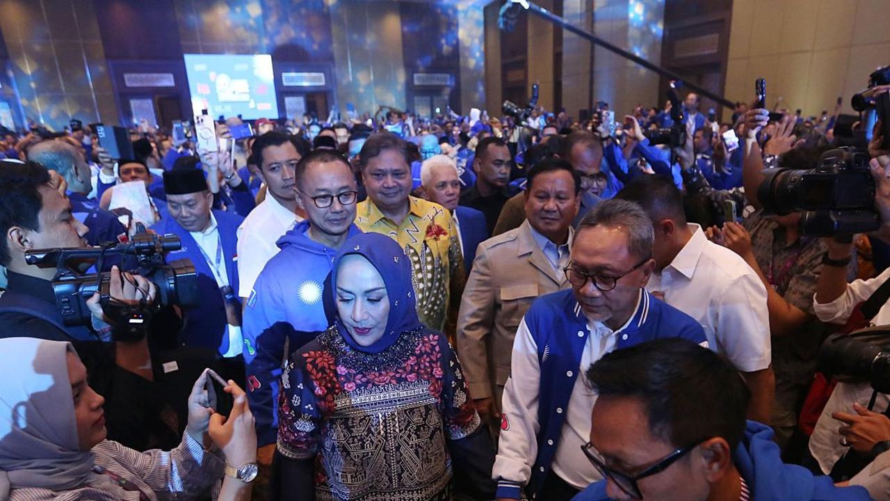Sejumlah elite politik hadir pada peringatan HUT ke 25 Partai Amanat Nasional (PAN) yang digelar di Hotel Sultan, Jakarta Pusat pada Senin (28/8/2023) malam ini.<br><br>Mereka disambut hangat dan istimewa dengan duduk di kursi VIP HUT PAN di Hotel Sultan.