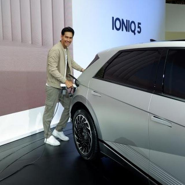 Hyundai IONIQ 5 Hadir di IIMS 2022, Richard Kyle dan Citra Subyakto Kagumi Ragam Fitur Canggihnya