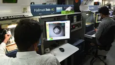 Pekerja menggunakan mesin laser mencari kotoran di dalam berlian di bengkel pemotongan dan pemolesan berlian di Ahmedabad (23/7/2019). India merupakan pusat pemotongan dan pemolesan berlian terbesar di dunia. (AFP Photo/Sam Panthaky)