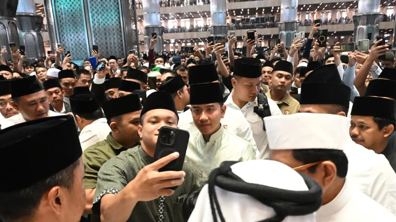 Momen Wapres Gibran Sapa Jemaah Usai Salat Idul Adha di Masjid Istiqlal