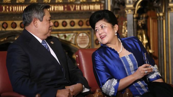 Presiden ke-6 RI Susilo Bambang Yudhoyono (SBY) duduk bersama istri, Ani Yudhoyono usai menyampaikan pidato  dalam kunjungan kenegaraan di Istana Westminster, London, Inggris, 1 November 2012. (AFP PHOTO/POOL/Oli Scarff)