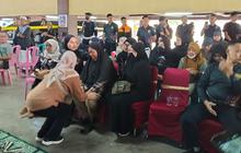 Tangis Haru Keluarga Saat DVI Serahkan 7 Korban Kecelakaan Pesawat ATR 42-500
