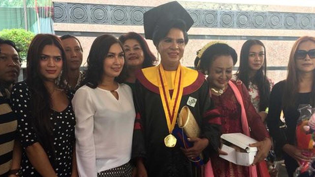 Tak cukup S2, waria Mami Yuli ingin jadi profesor