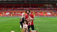 Bintang Liverpool Mohamed Salah dan istrinya, Magi Salah, dan dua putrinya Makka Salah dan Kayan Salah. (foto: Instagram @mosalah)