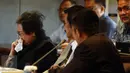 Tersangka dugaan makar, Rachmawati Soekarnoputri menangis di hadapan Wakil Ketua DPR Fadli Zon di Gedung DPR, Jakarta, Selasa (10/1). Rachmawati menangis saat menceritakan kronologi penangkapan dirinya atas tuduhan makar. (Liputan6.com/Johan Tallo)